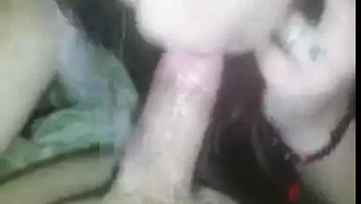 Elle suce son mec et se baise sur sa queue