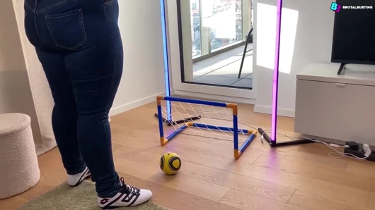 Futbol maçında testislerin yok edilmesi! Sol testisi neredeyse patlayacaktı! - Dave Moon - Jennifer - Bbusting (top kırma)