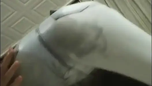 Sevimli Asyalı kızıl saçlının yüzüne oturuyor