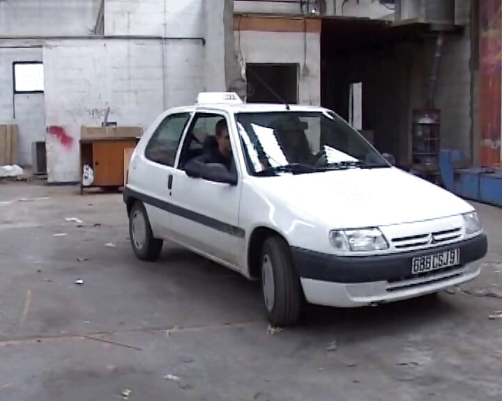 Şimdiye kadarki en ateşli Fransız kızıl saçlı kadın arka koltukta anal seks yapıyor