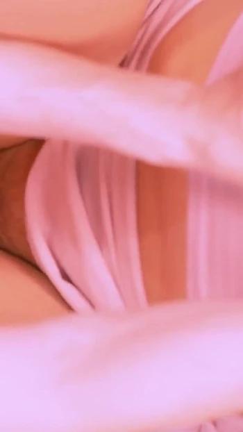 Эмоциональный момент из "Студент соблазнил своего партнера своей школьной униформой, приглашая его исследовать новый опыт в полной мере"