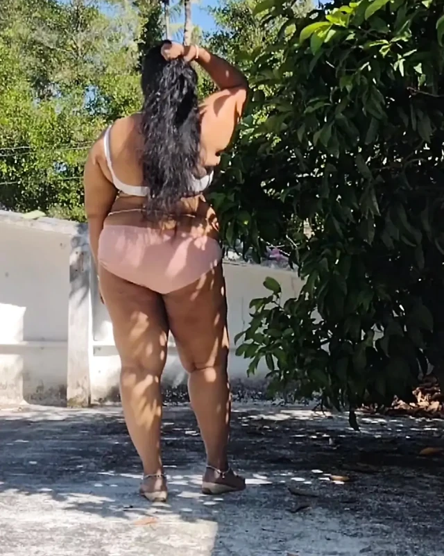 Kırmızı etekli ve beyaz üstlü Hintli kız