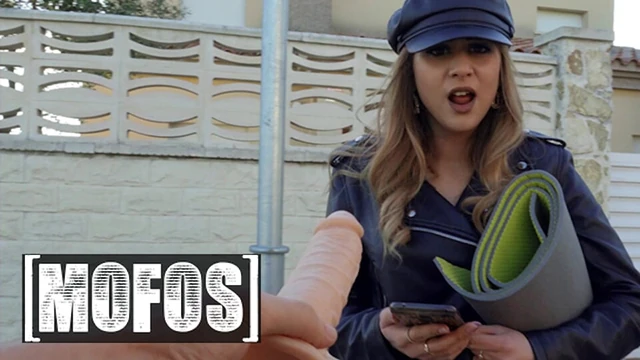 MOFOS - Bella Rico принимает публичную долбежку в видео от первого лица и получает ее бритую киску, заполненную сливочной спермой