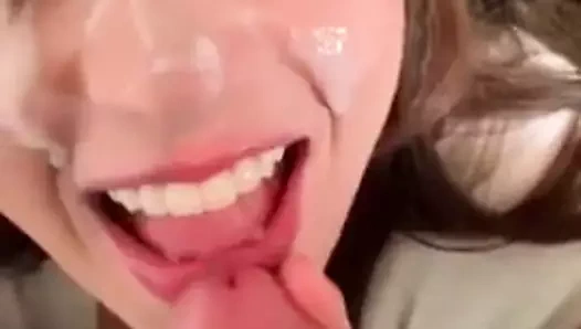 Kız bir adamın penisini emdi ve yüzüne bir cumshot aldı