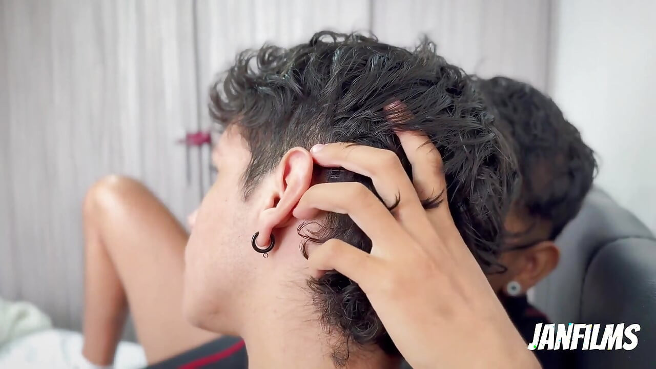 Gelmek istiyorum!! Arkadaşlar birbirlerine lezzetli bir elle muamele çekiyor ve öpüşerek birbirlerini yiyor