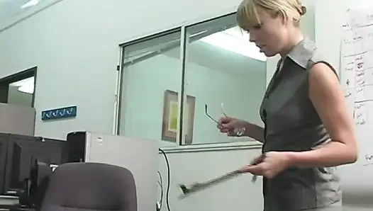 Edepsiz sarışın orta yaşlı seksi kadın için büyük genç bir yarak