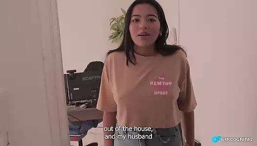 Kocası onu yalnız bıraktığında aldatan kız komşusunu sikiyor