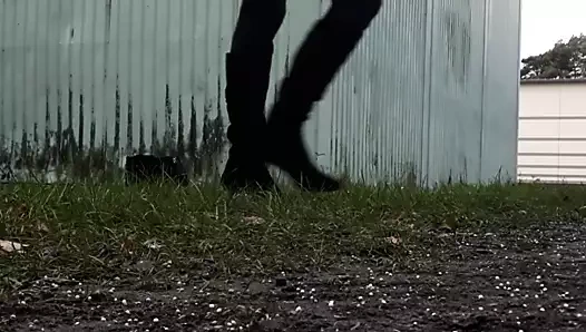 Claudia müşteri bekliyor