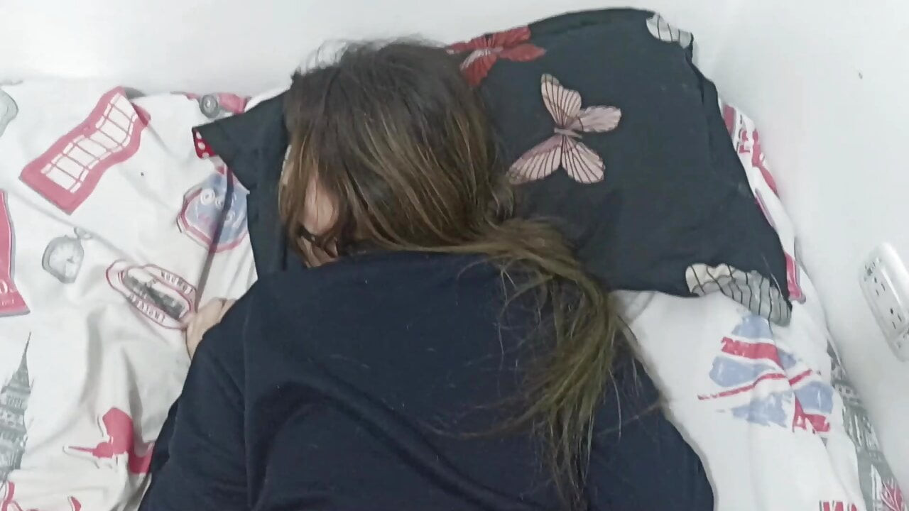 Üvey kardeşim sıkıldı ve sert sikişmek için oynuyoruz