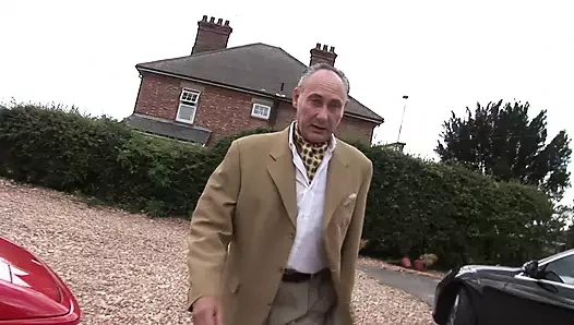 Esmer ve sarışın kızlar grup seks partisine katılmak için hazır