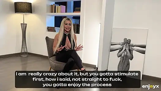 Yumurta avı. Paskalya tavşanı kostümü içindeki orta yaşlı seksi kadın genç bir sikişe emir ediyor