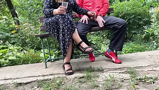Olgun üvey annem parkta açık havada sikimi sağıyor