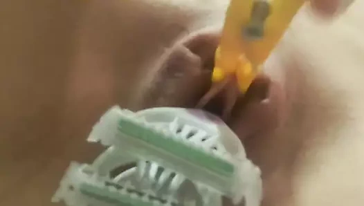 Her iki deliğe de jilet sokma