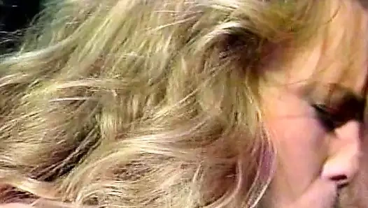 Bu kız açık havada sikişini izlemek için mükemmel