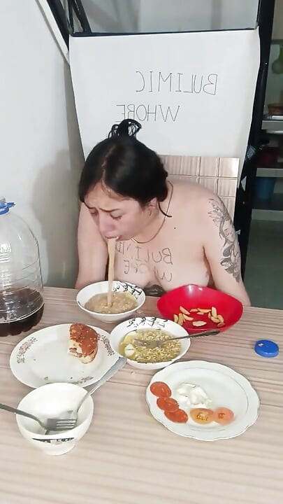 O kadar çok yemek yiyorum ki hastalanıyorum