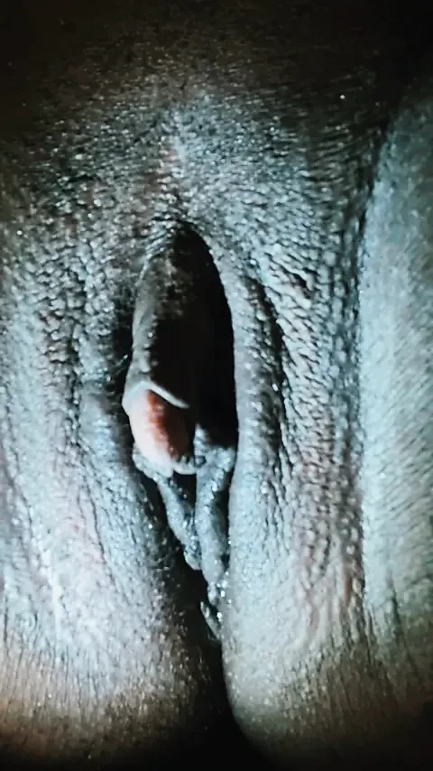 SweetAngles. Orta yaşlı seksi kadın ıslak amını parmaklıyor