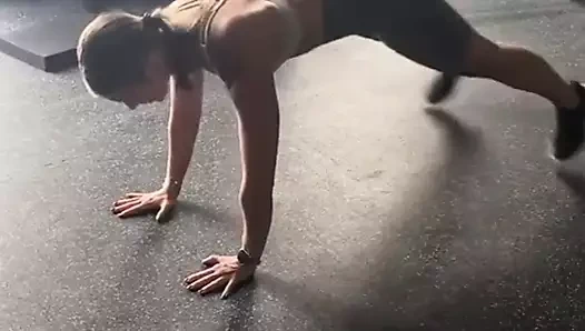 Rebecca'nın kıçı daha fazla sallanıyor