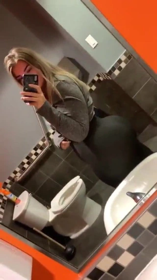 Hermosa rubia mostrando el culo