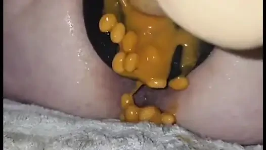 Dağınık döl ve yemek dolu amcık