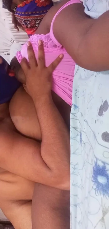 Шри-ланкийская сводная сестра Shetyy и сводный брат наслаждаются временем.