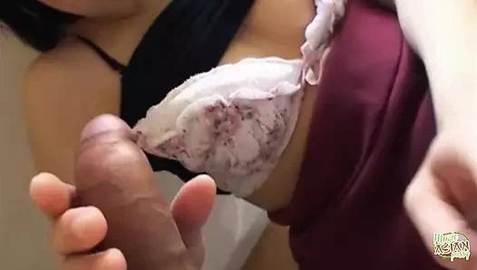 İlk başta utangaç olmasına rağmen Miho sikini görünce baştan çıkarmalara karşı koyamıyor