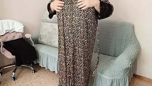 Büyük memeli kız arkadaş kamera önünde kendini okşuyor