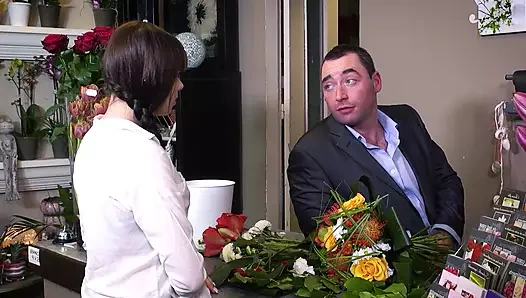 Sekreterler günü lezbiyen bir üçlüyle bitiriyor