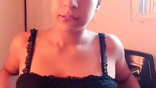 Azgın kendine dokunurken ve bana iç çamaşırını gösterirken video çekiyor