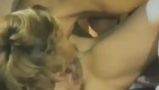 Sarışın ve esmer uçuş oynuyor ve sonra sikişiyor