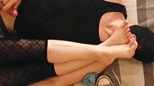 Footworship - koca tavşanın tabanlarını yalıyor