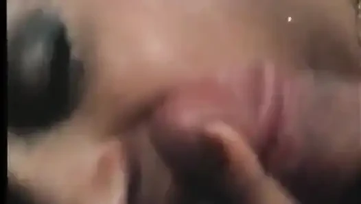 Edepsiz fahişeler deliklerinde birden fazla yarak olmasını seviyor
