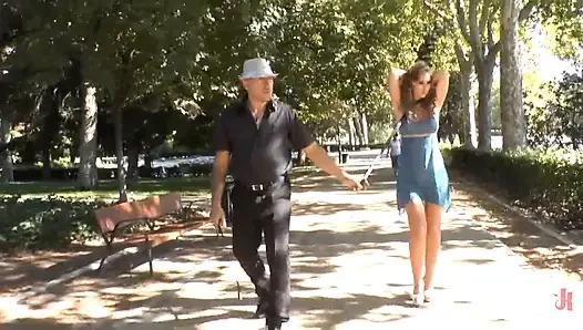 Melek sürtük geçit töreninde!