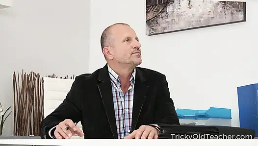 Sweetie versucht, mit einem lächeln durchzukommen, aber nichts klappt