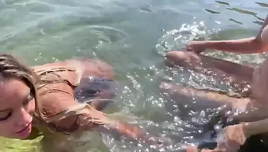 Monika Fox kız arkadaşıyla açık havada eğleniyor