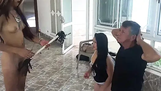 Genç sahibe yaşlı çifte tükürüyor