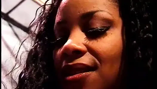 Birkaç azgın kız erkekler olmadan ecstasy'nin erotik zevkini arıyor