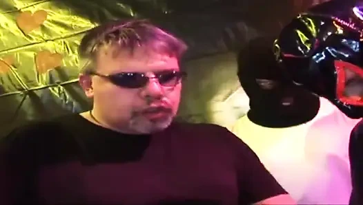 Vahşi kulüp hatunları buharlı grup sekste parmakla sikiliyor