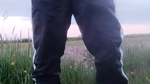Açık havada bir tarlada işeme ve boşalma
