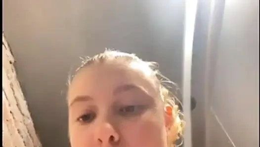 Büyük yarakla amcığını sikiyor yakın çekim