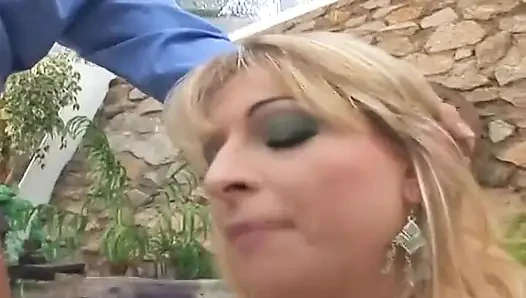 Belden bağlamalı ve yarak bu sarışın orta yaşlı seksi kadını zevkten inletiyor