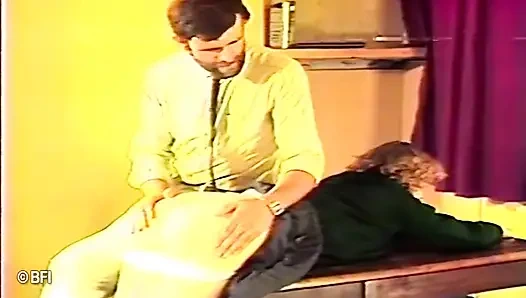 Zavallı genç ateşli kız sınıfta götüne şaplak atıyor