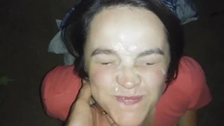 Güzel dağınık yüze boşalma