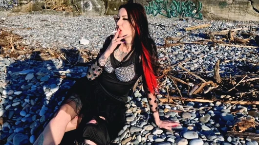 Sigara içmeyi ve yanımda insan kül tablasıyla denize bakmayı seviyorum. Sigara içme fetişi