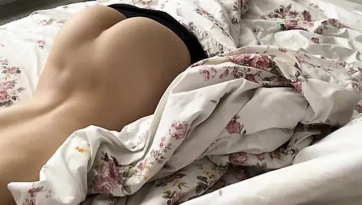 Mükemmel götlü seksi üvey kız kardeş üvey erkek kardeşini onu sikmeye davet ediyor