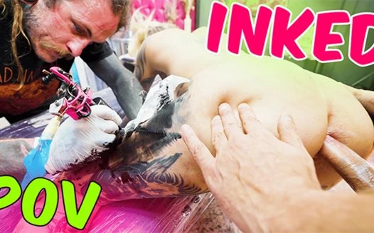 Büyük memeli dövmeli kız dövme seansı sırasında anal sikişiyor - ağzı açık ve atm