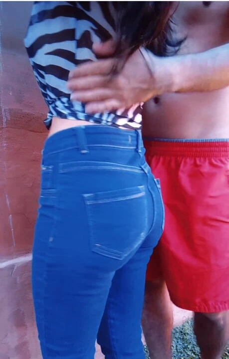 Arka bahçede açık havada ateşli hizmetçi ile hizmetçi ile açık havada anal seks