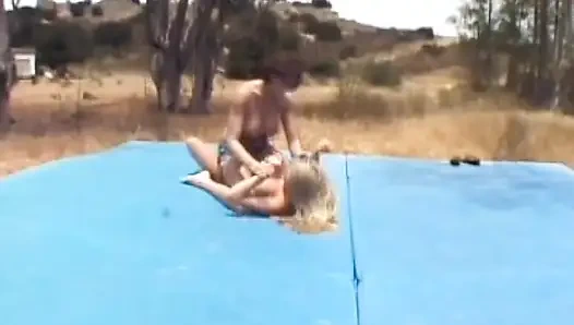 Seksi Fransız kızlar açık havada ateşli lezbiyen eylemi yapıyor