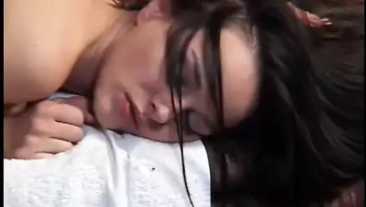 Büyük yaraklı zenci adam seksi beyaz bir sürtük tarafından emiliyor ve onu sikiyor