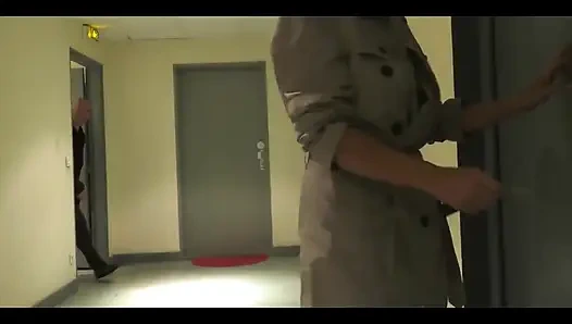 Genç erkek avcısı şişman tadını çıkarıyor