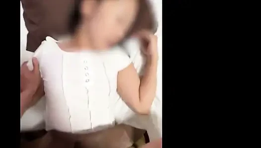 Alyans kapalı, arkasından derin yoğun seks. Kocasına ihanet ediyor, sert orgazm oluyor! 1.